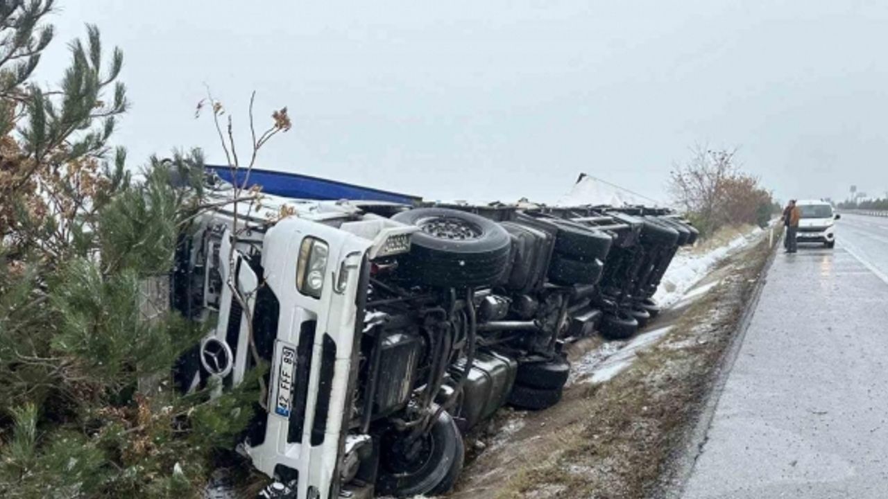 Bira yüklü tır refüje devrildi, 1 kişi yaralandı