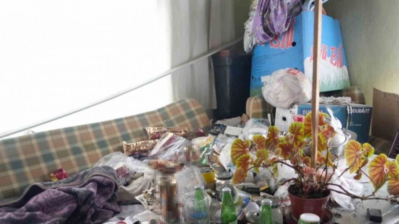 Biriktirdiği eşyalarla evi çöp eve döndü: Görenleri hayrete düşürdü
