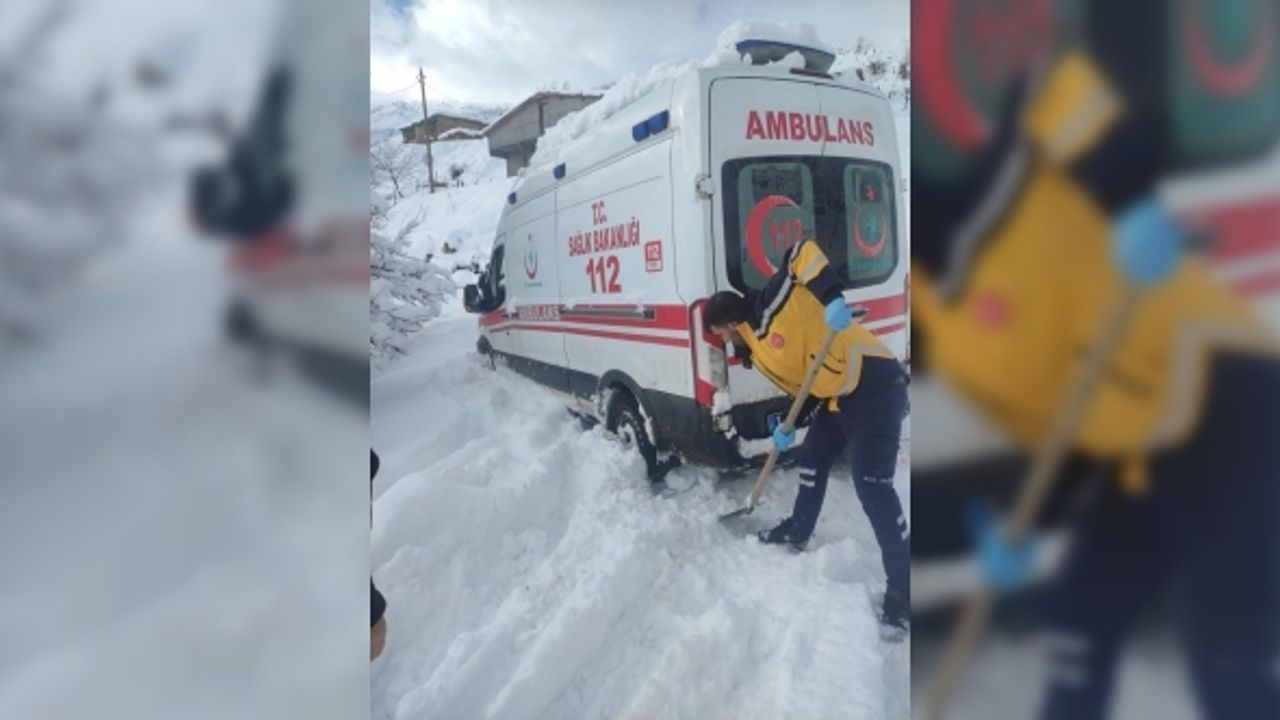 Bitlis’te hasta almaya giden ambulans yolda mahsur kaldı