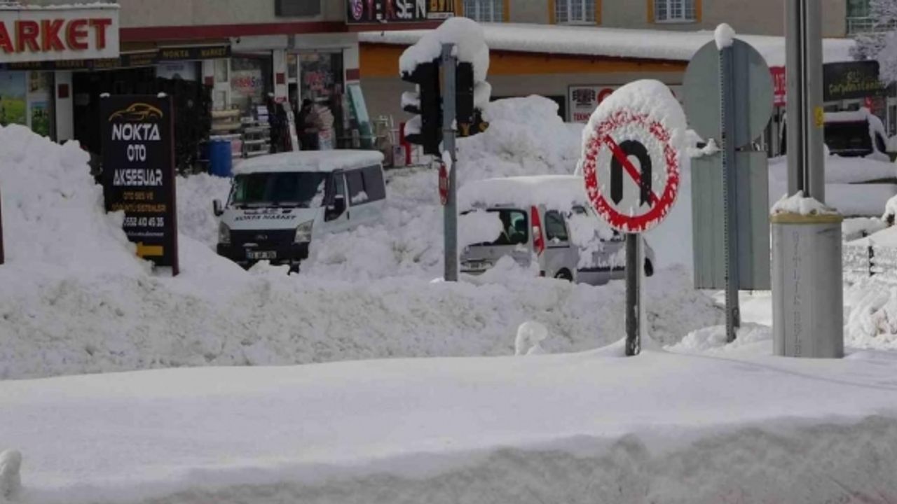 Bitlis’te kar 315 yerleşim yolunu ulaşıma kapattı