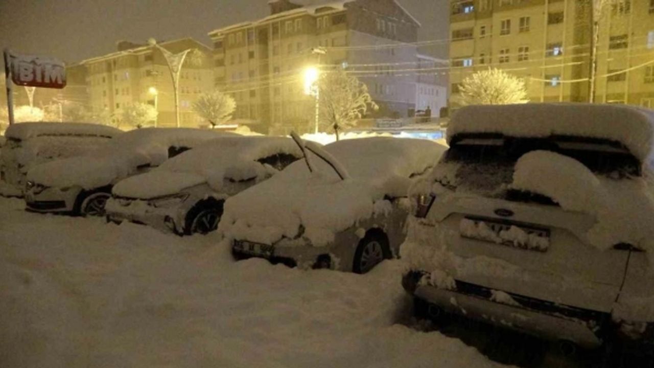 Bitlis’te kar yağışı etkisini arttırdı: Araçlar kara gömüldü