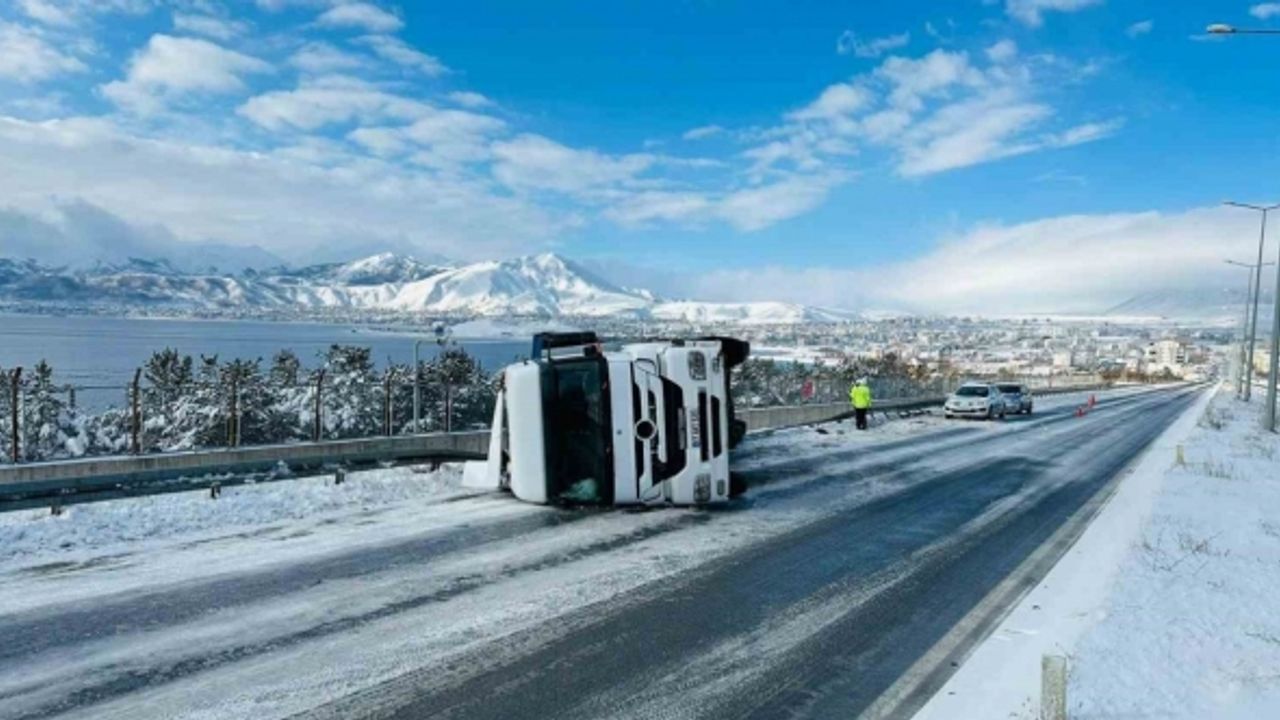 Bitlis’te tır devrildi: 3 yaralı