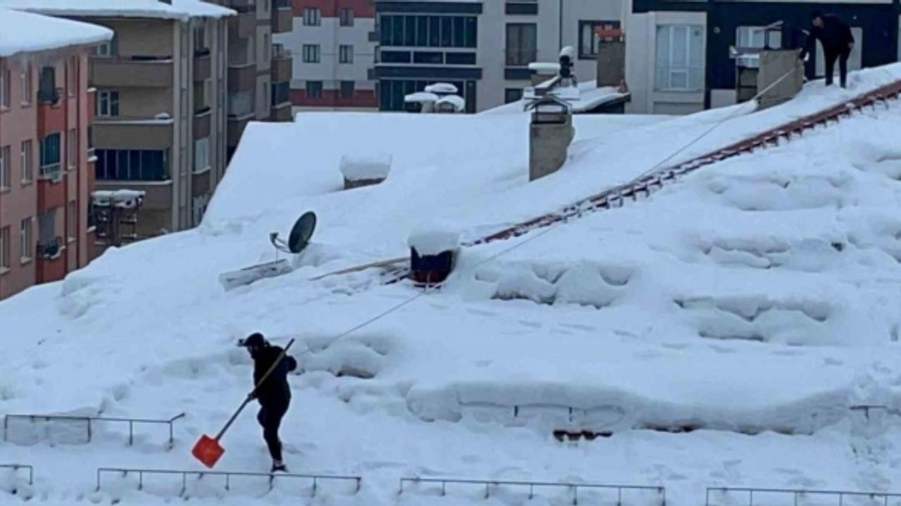 Bitlis’te yürekleri ağızlara getiren çatı temizliği