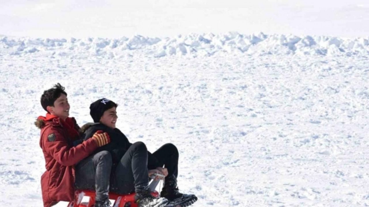Bitlis’teki kayak tesisi yarıyıl tatilinde dolup taştı