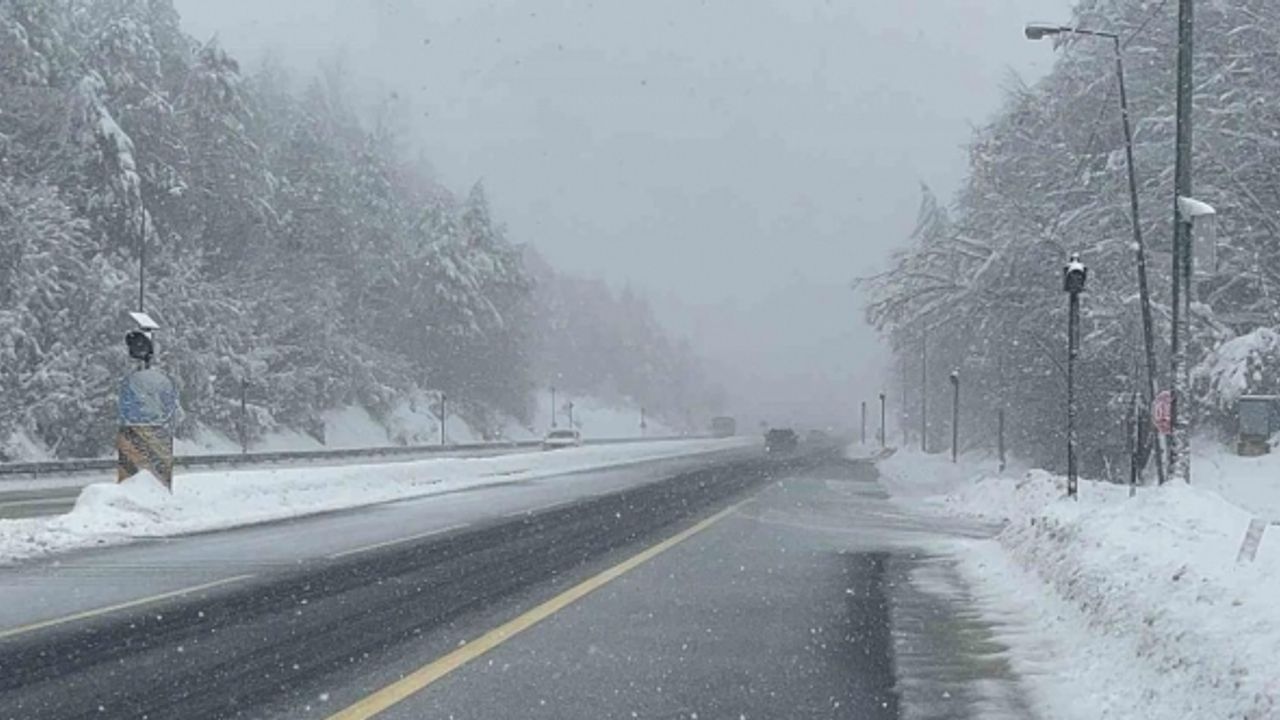 Bolu Dağı’nda aralıklarla kar yağışı etkili oluyor