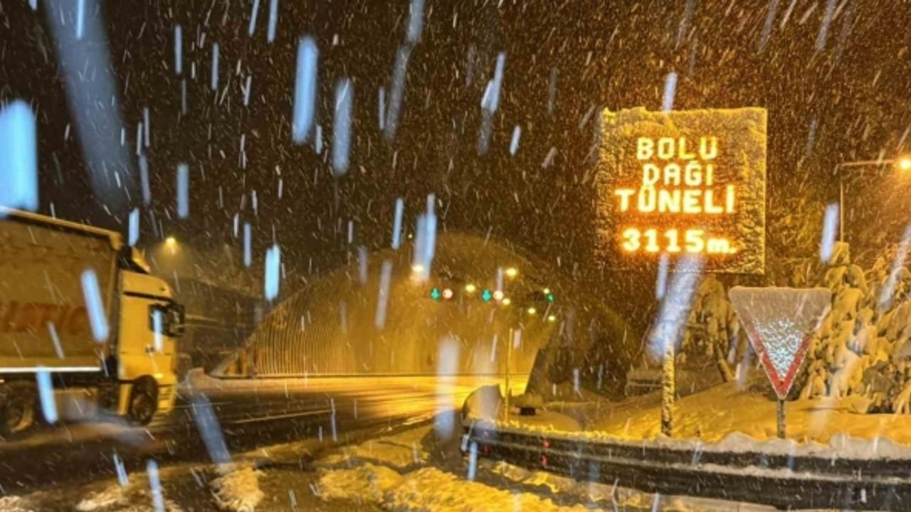 Bolu Dağı’nda yoğun kar yağışı: Görüş mesafesi 40 metreye düştü