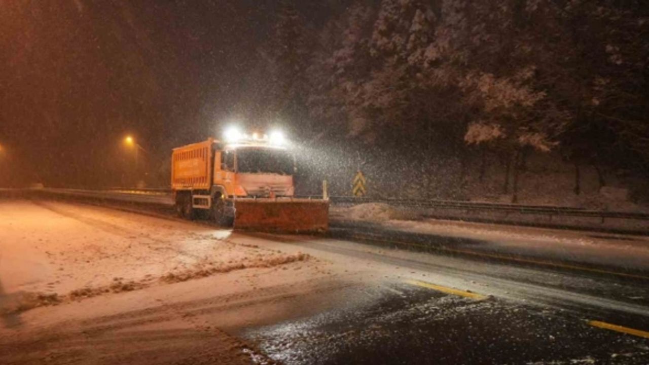 Bolu geçişinde kar yağışı etkili oluyor: Kar kalınlığı 10 santimetreye ulaştı