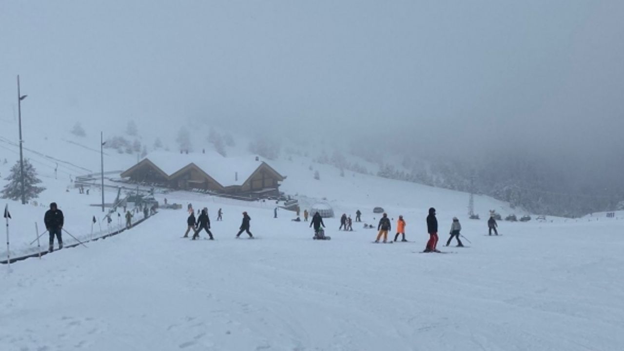 Bolu’nun yükseklerinde kar yağışı: Kartalkaya’da kar kalınlığı 1 metreye ulaştı