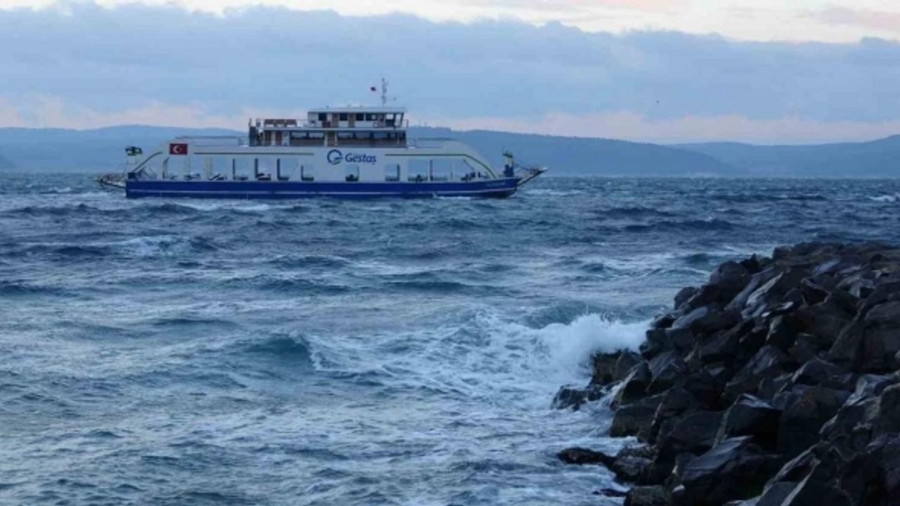 Bozcaada ve Gökçeada’ya fırtına nedeniyle tüm feribot seferleri iptal edildi