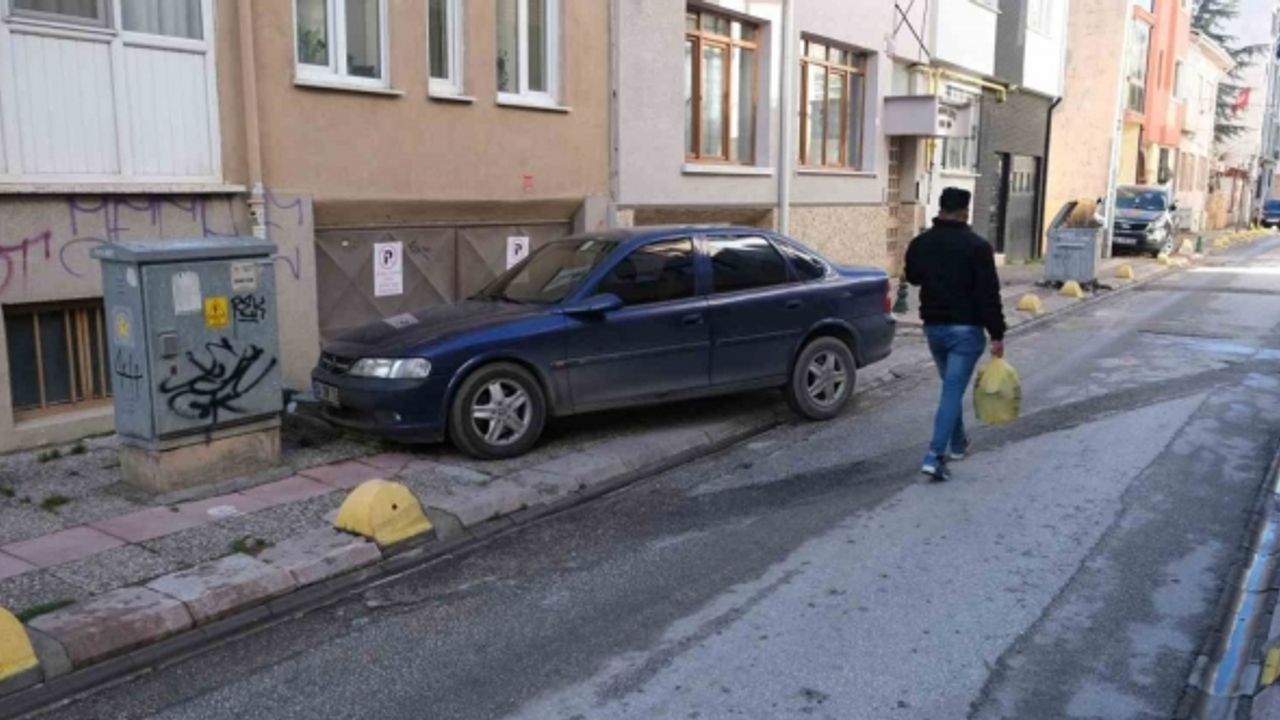 Bu mahallede kaldırımlar yürümek için değil araç park etmek için kullanılıyor