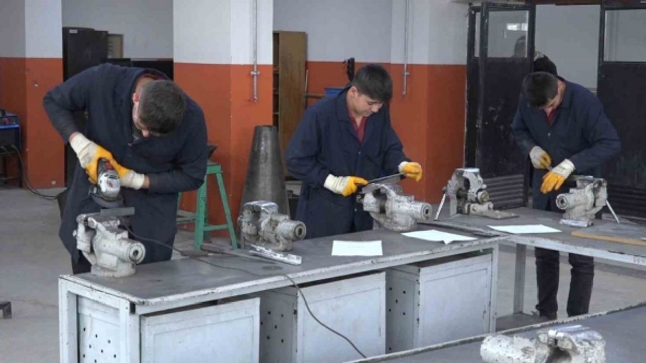 Bu okulun öğrencileri hem meslek öğreniyor hem de kazanç elde ediyor