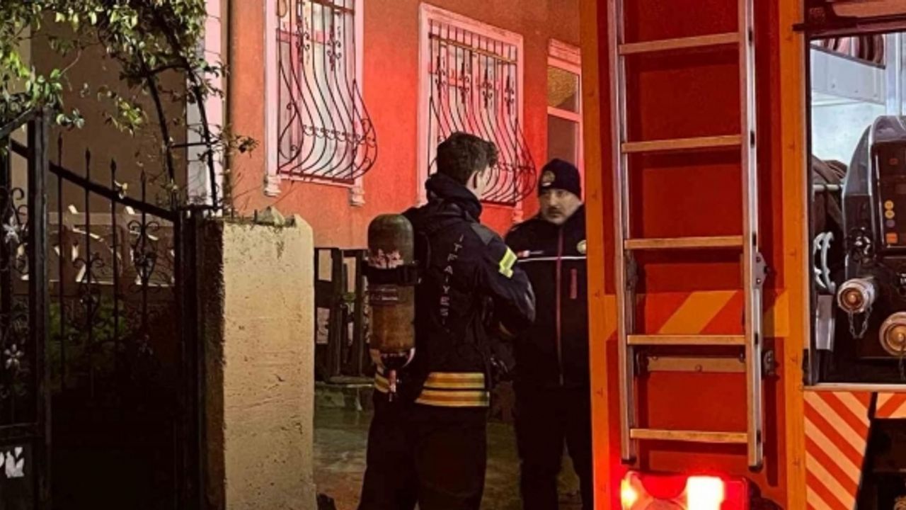 Bulaşık makinesinde çıkan yangına müdahale ederken dumandan etkilendi