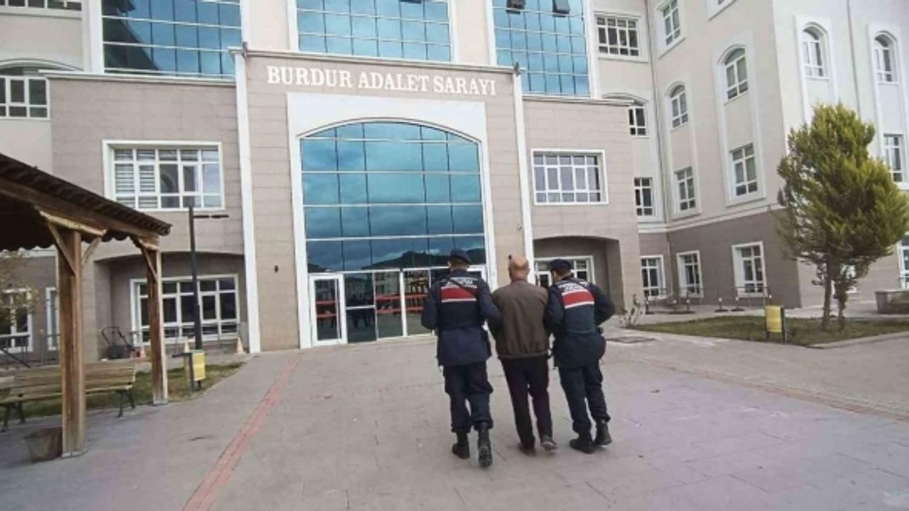 Burdur’da jandarma tarafından yakalanan 4 firari cezaevine gönderildi