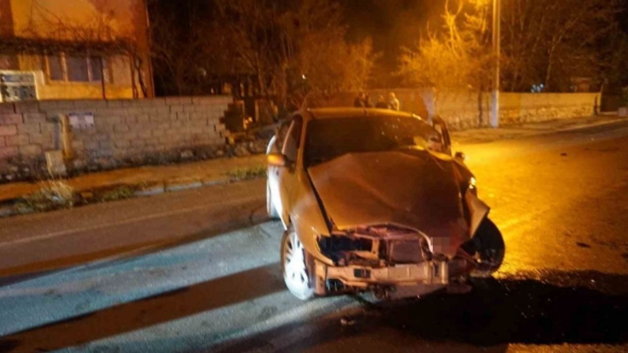 Burdur’da kontrolden çıkan otomobil bahçe duvarına çarptı: 2 yaralı