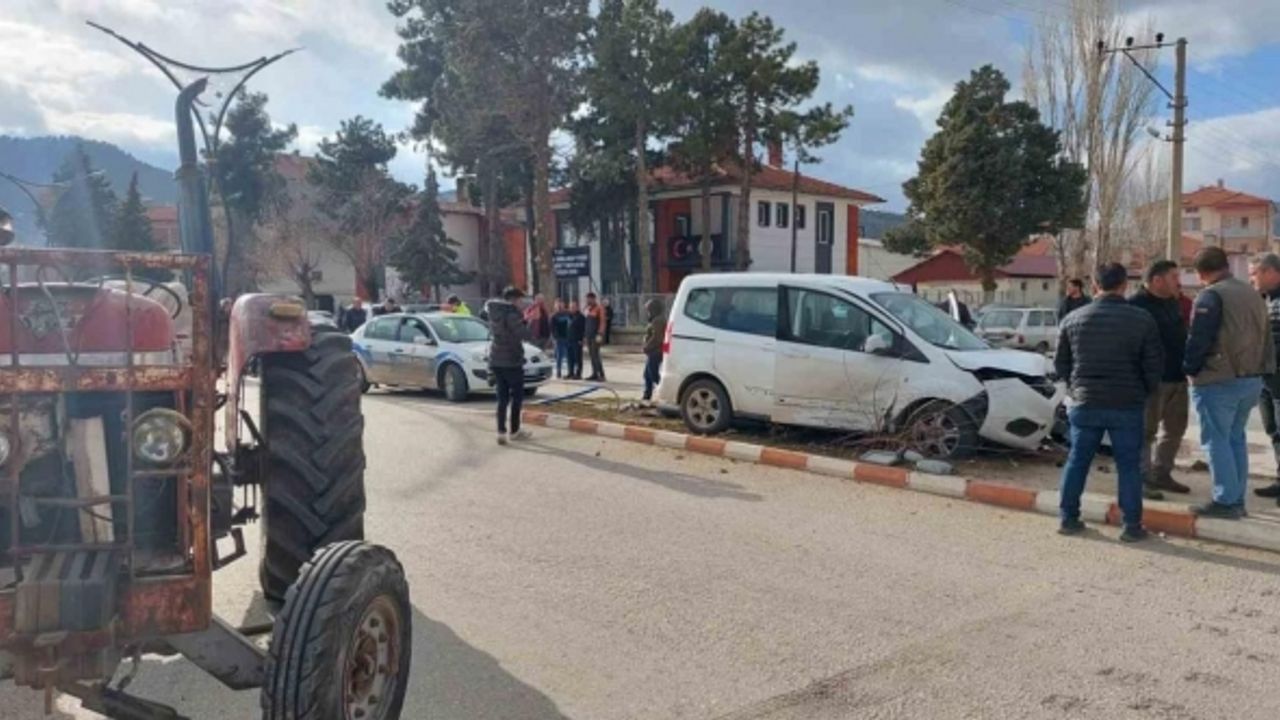 Burdur’da traktör ile hafif ticari araç çarpıştı: 1 yaralı