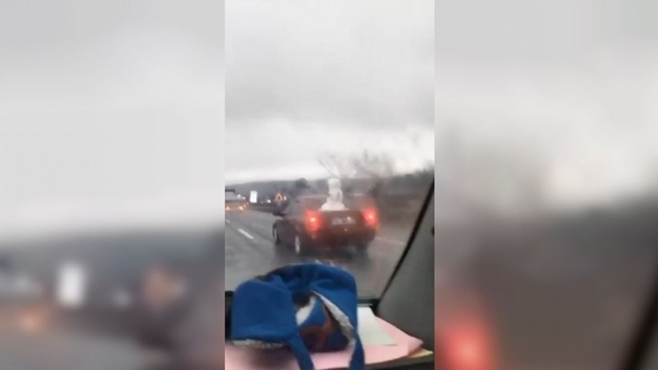 Bursa şehir merkezine kar yağmadı, aracının bagajına yaptığı kardan adamı getirdi