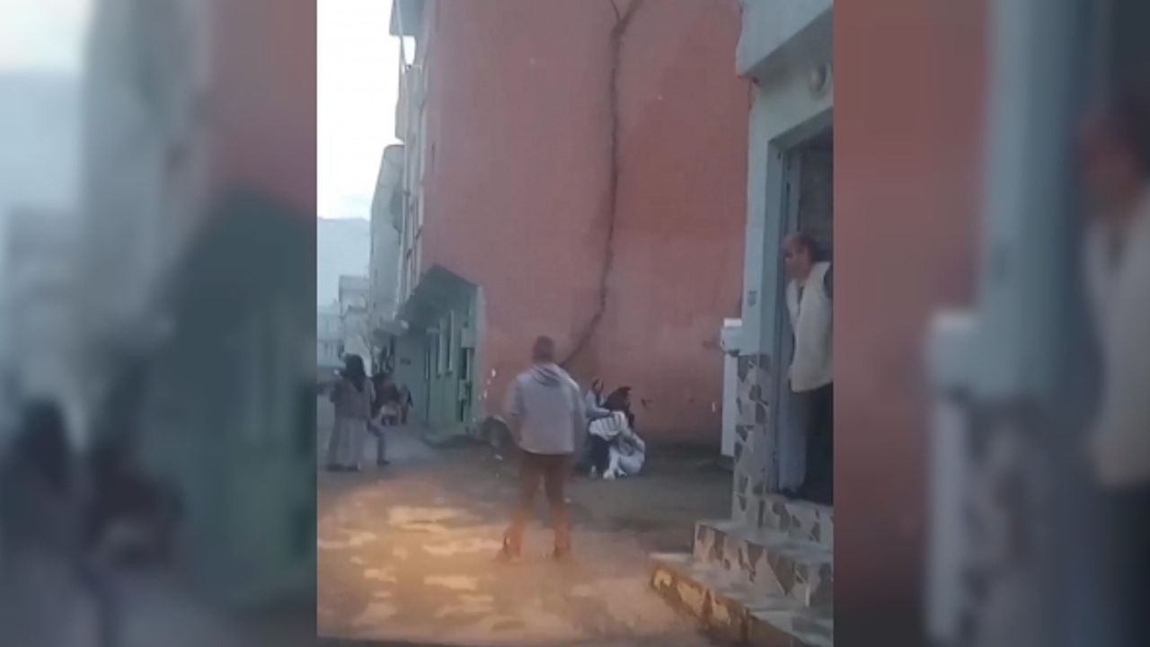 Bursa’da gürültü kavgasına tutuşan kızlar saç baş birbirine girdi