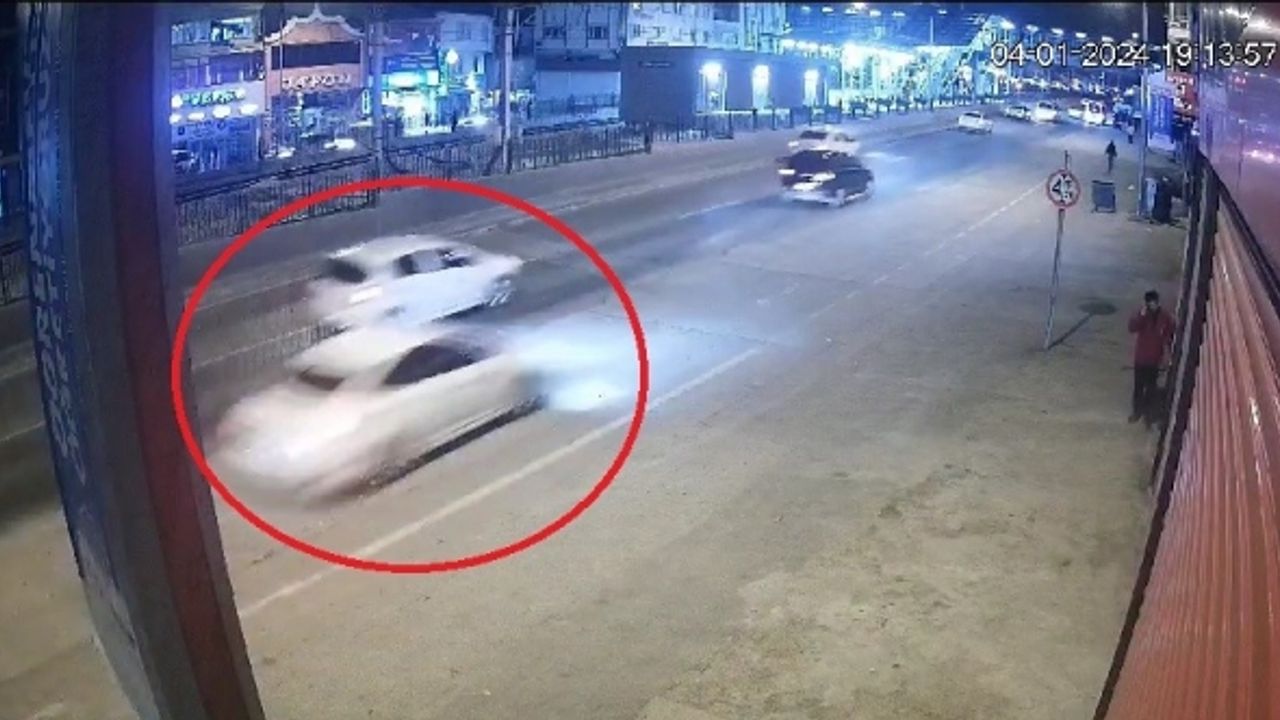 Bursa’da kontrolden çıkan otomobilin dükkana daldığı anlar kamerada