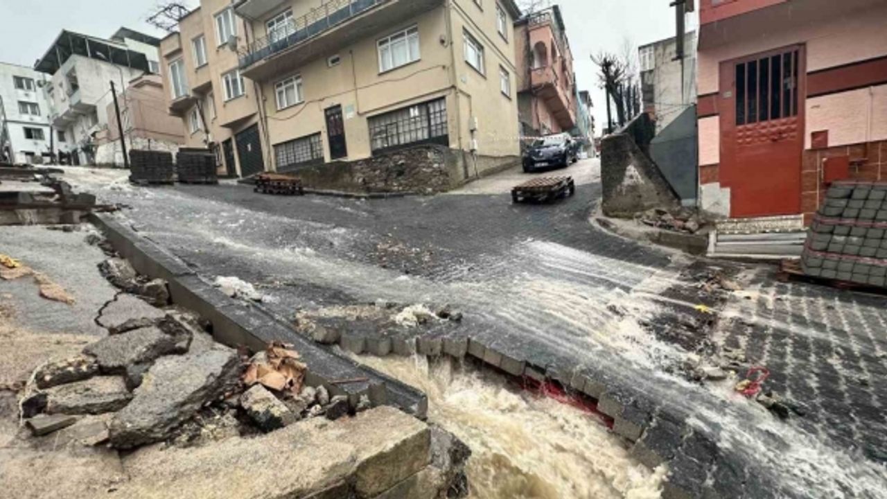 Bursa’da şiddetli yağış sonrası yollar dereye döndü, evleri su bastı