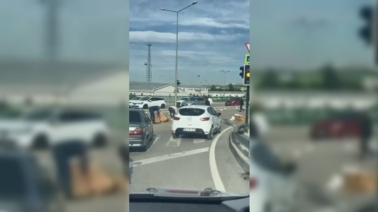 Bursa’da sürücüler yere dökülen malzeme için seferber oldu