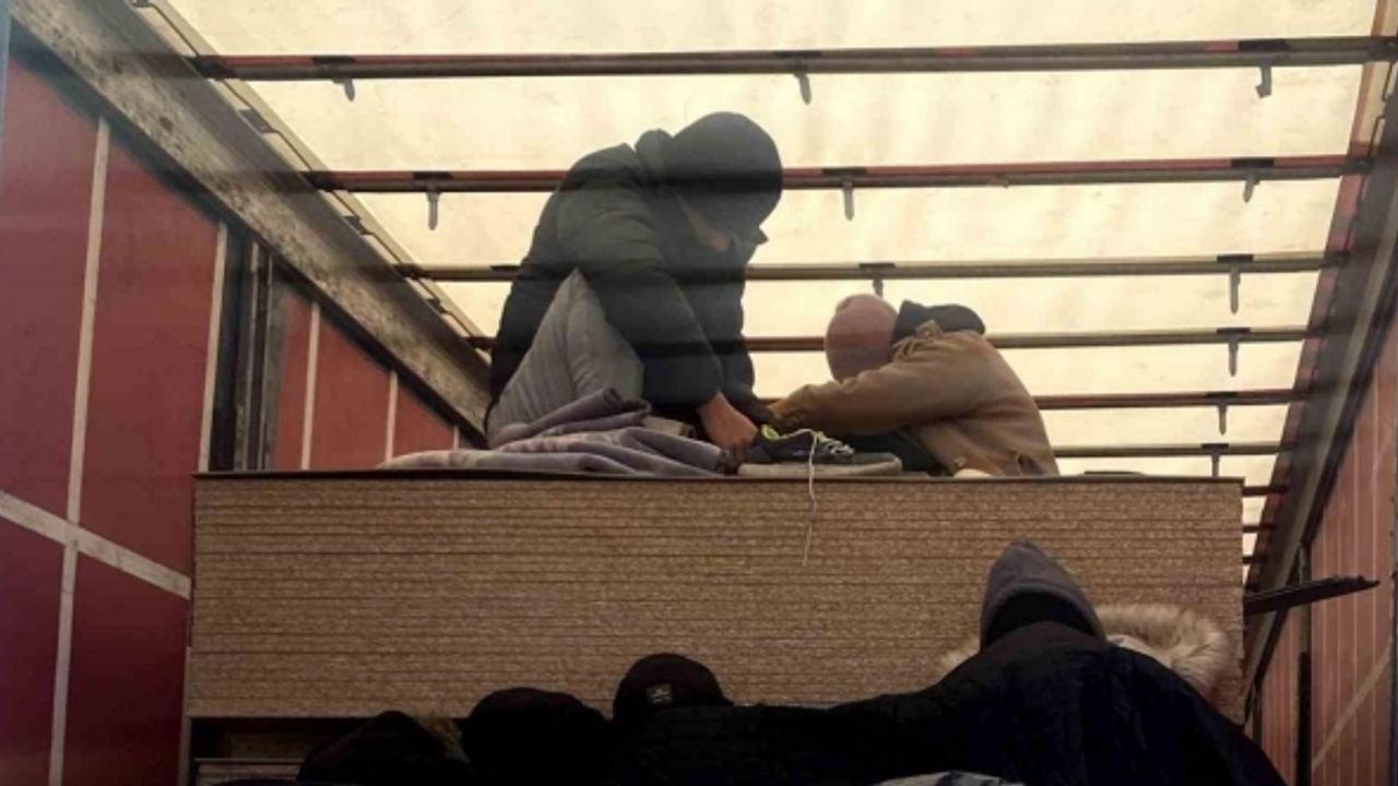 Bursa’da tır dorsesinde 9 kaçak göçmen yakalandı