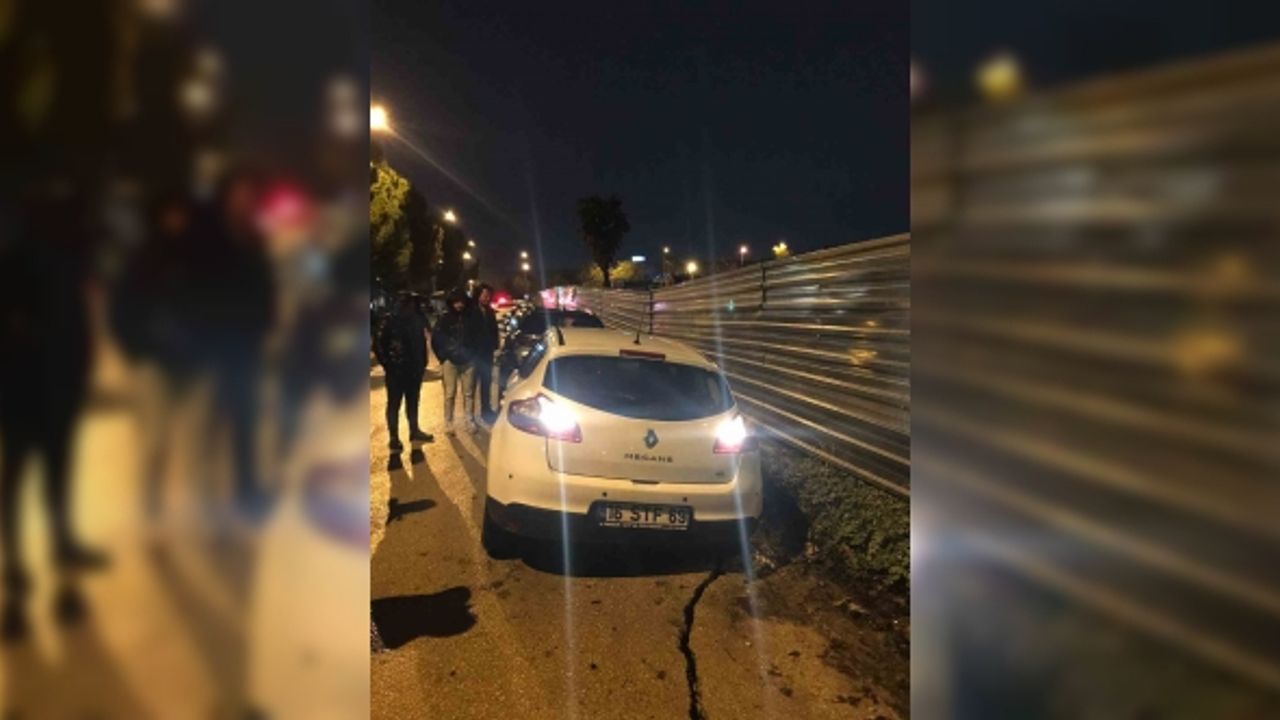 Bursa’da yağış sonrası yol çöktü : 4 araç hasar gördü