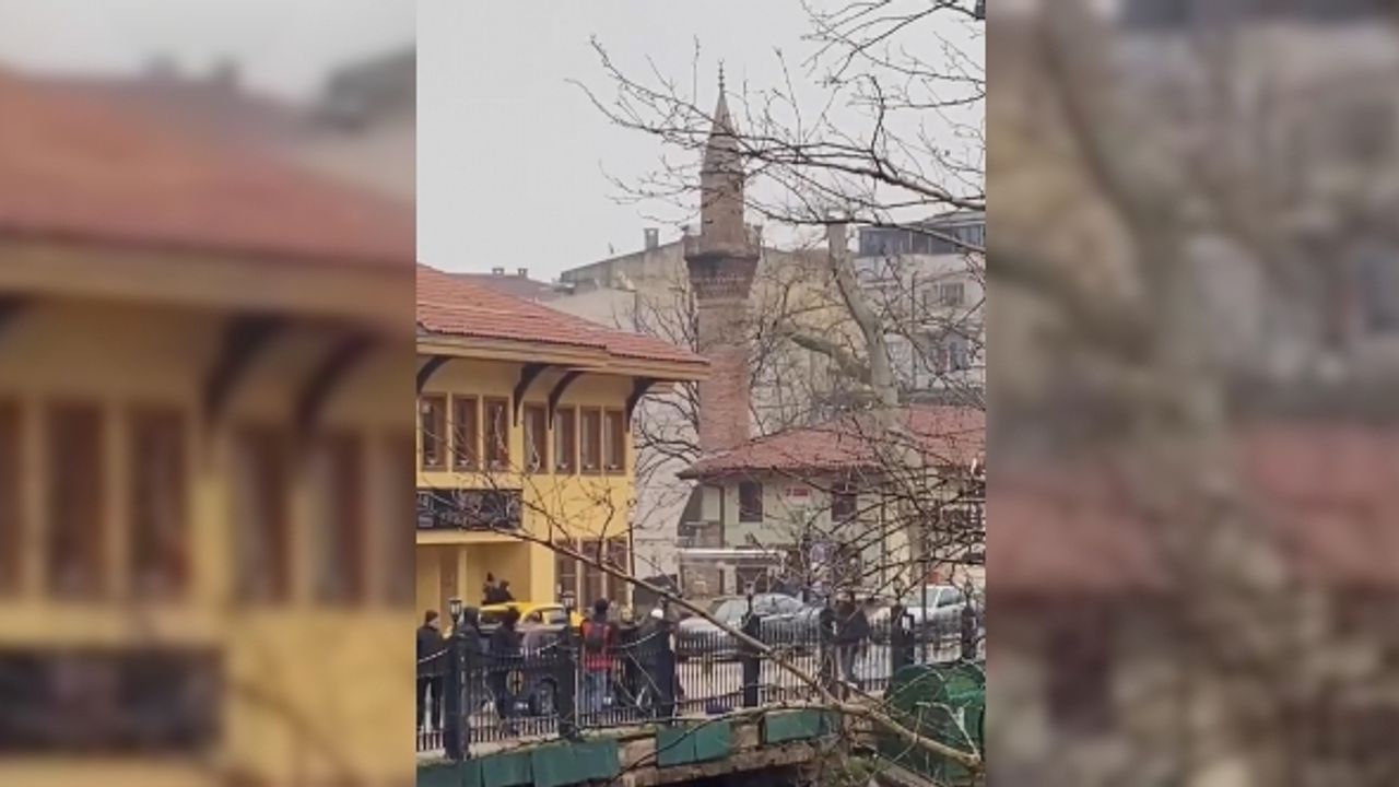 Bursa’da yaya ile sürücünün yol verme kavgası kamerada