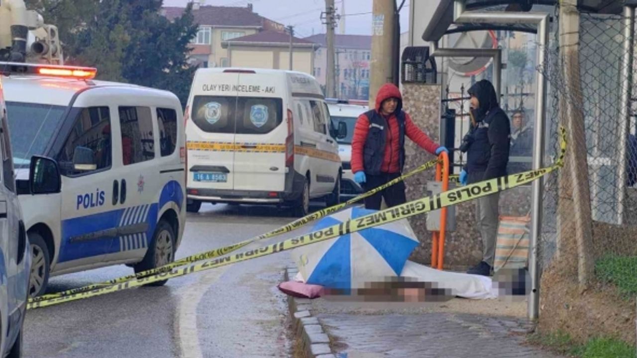 Bursa’da yere düşen adam hayatını kaybetti, cenazeyi şemsiye ile korudular