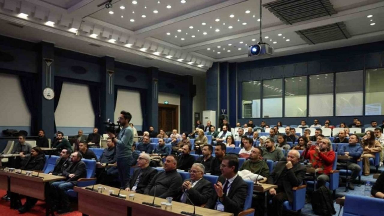 Büyükkılıç’tan Büyükşehir’de gerçekleşen Deprem Hasar Tespiti Eğitimi’nde öğretim üyelerine plaket