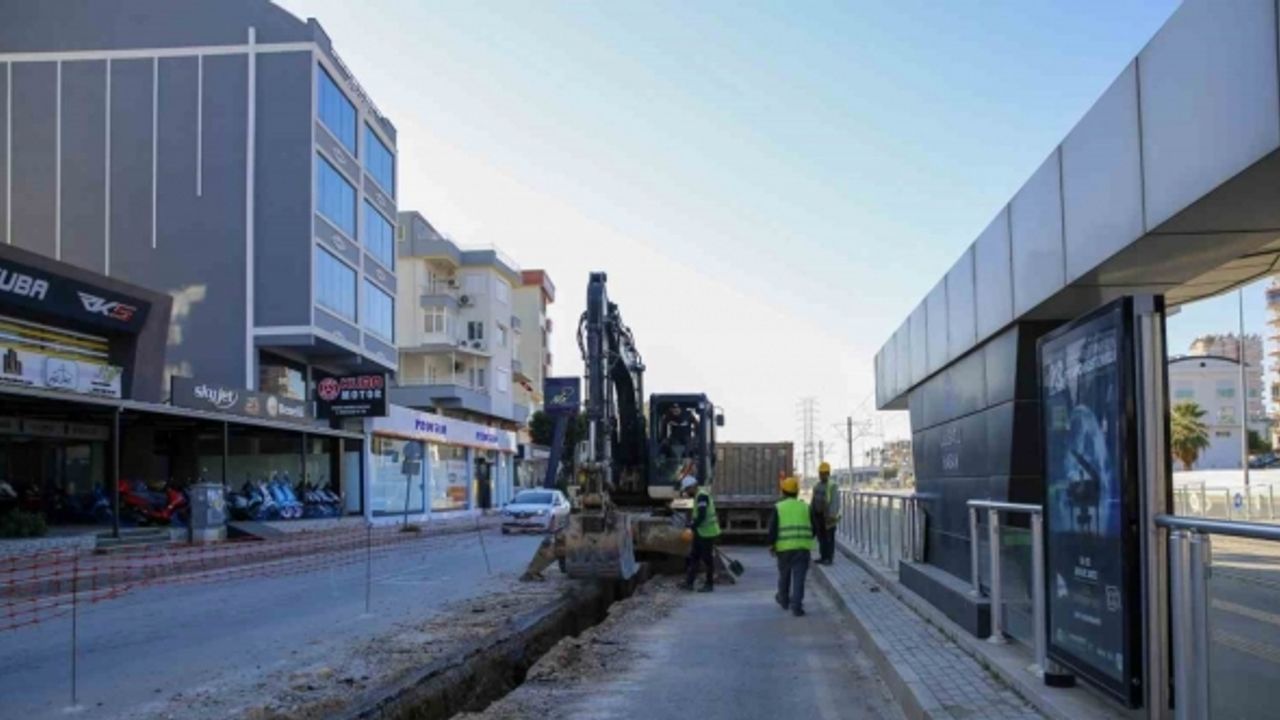 Büyükşehir Belediyesi Varsak’ta eski içme suyu hattını yeniliyor