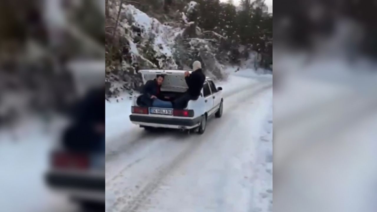 Buzlu yolda rampayı çıkamayan araçlar traktörle çekildi