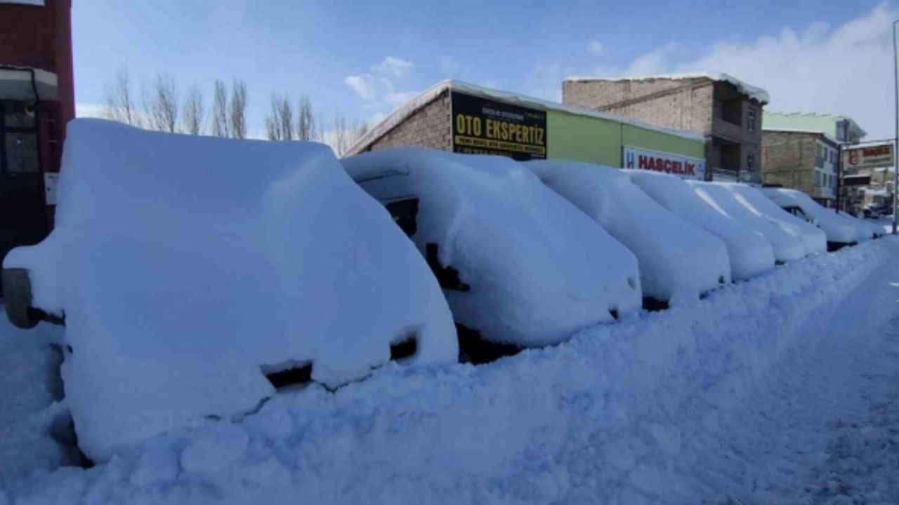 Çaldıran’da kar kalınlığı 47 santimetreyi buldu, araçlar kara gömüldü
