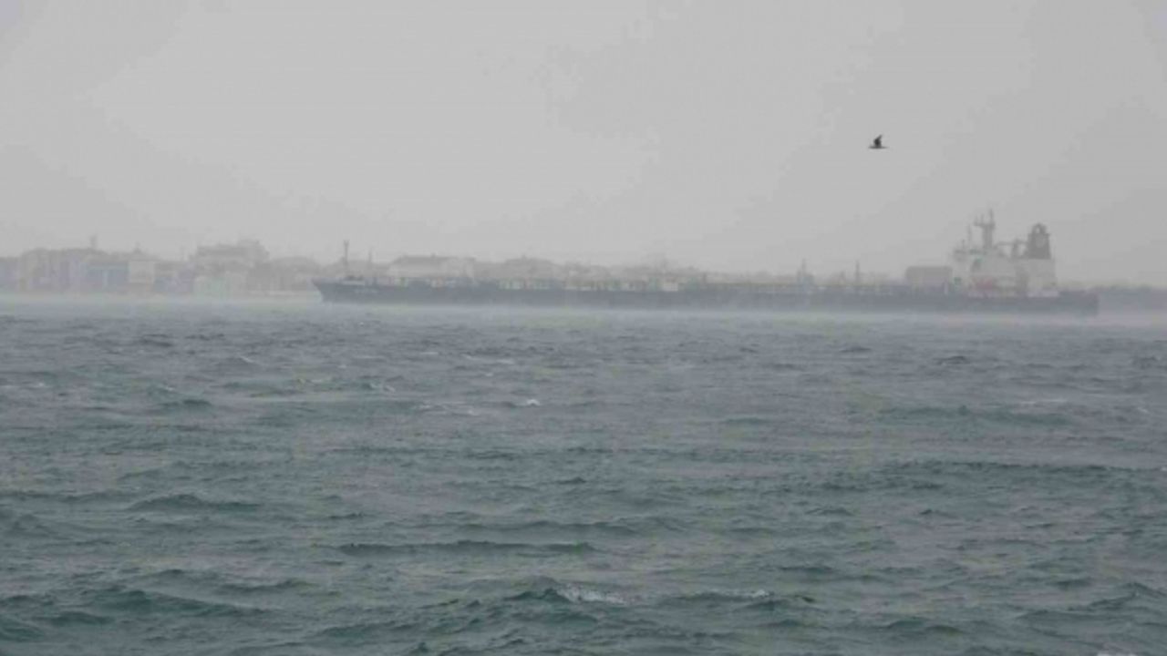 Çanakkale Boğazı kötü hava şartları ve akıntı nedeniyle transit gemi geçişlerine kapatıldı