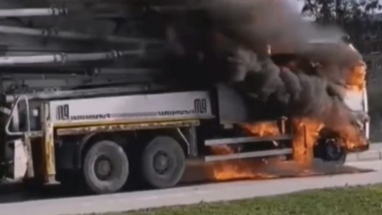 Çanakkale’de seyir halindeki beton pompası alev alev yandı