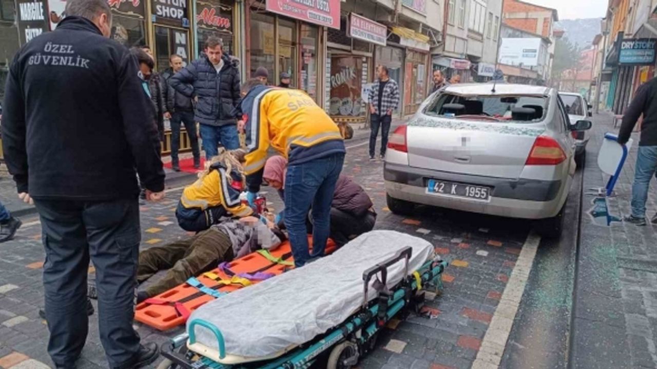 Çatıdan otomobilin üzerine düşen adam kurtarılamayarak hayatını kaybetti