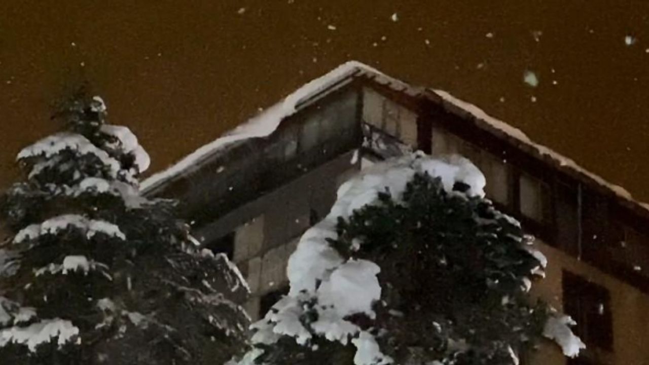 Çatılardaki buz sarkıtları ve kar birikintisi tehlike saçıyor