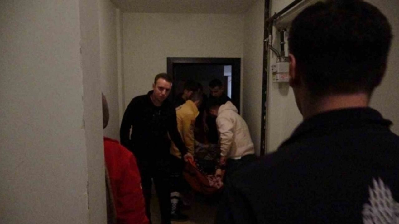 Çekmeköy’de evinde mahsur kalan 2 hasta kadın kurtarıldı