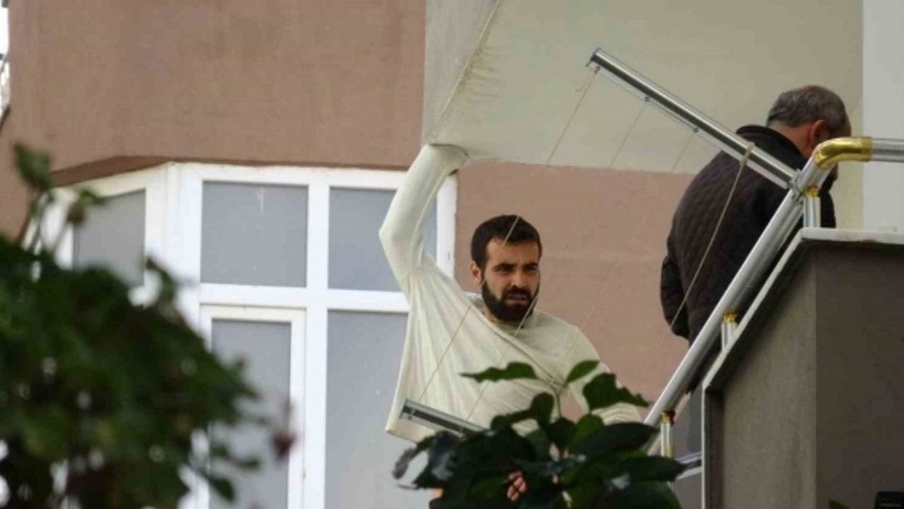 Cezaevi firarisi polisleri görünce annesinin evini ateşe vermiş