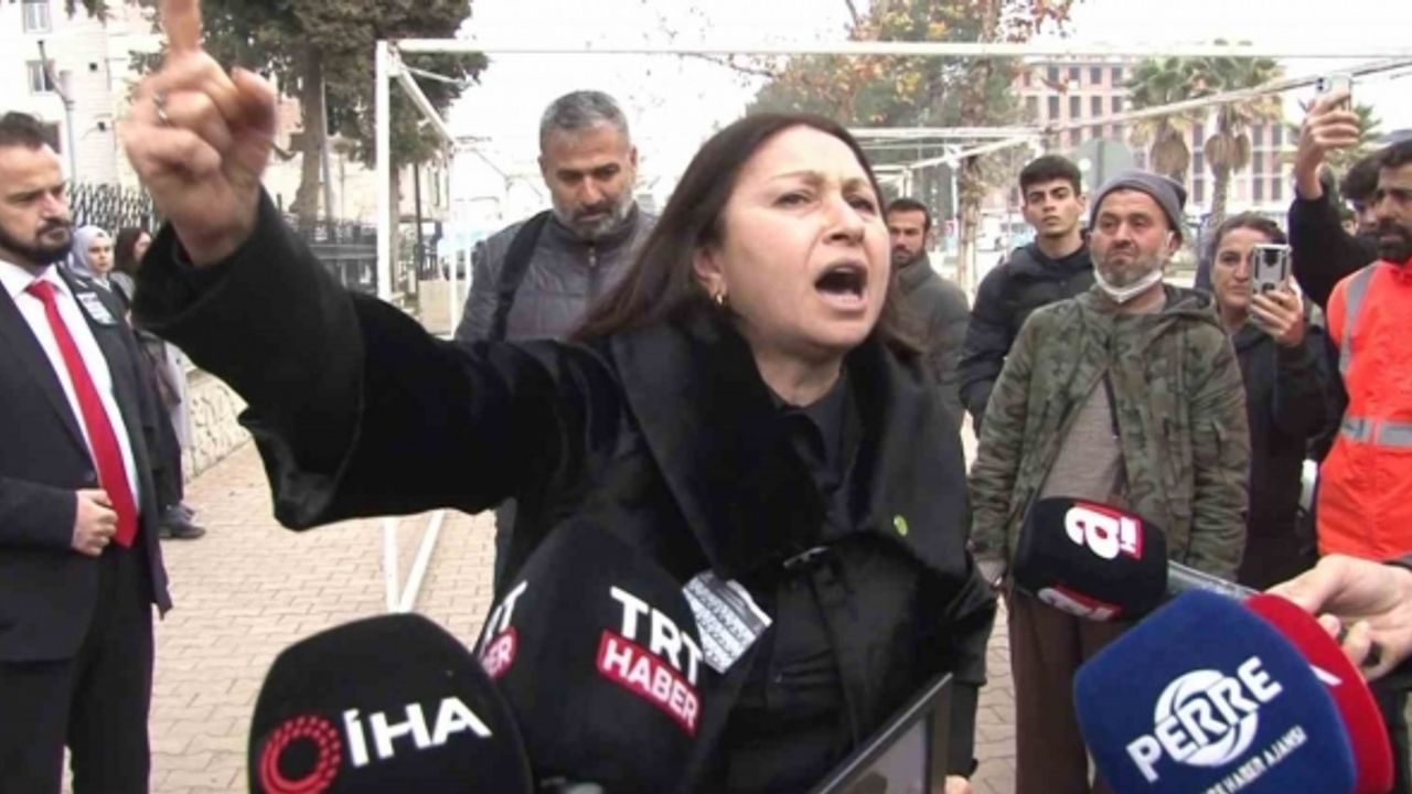 Çocuğunu enkazda kaybeden anne adliye önünde feryat etti