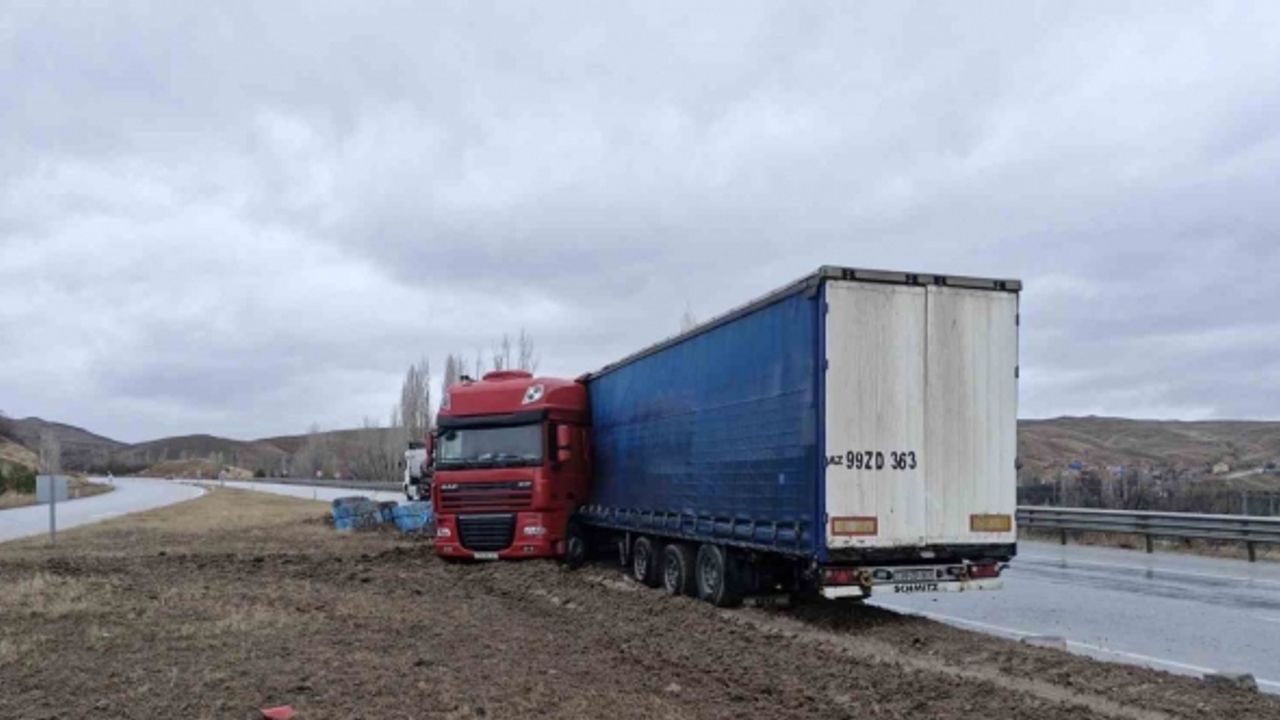 Çorum’da çelik halat yüklü tır orta refüje çıktı