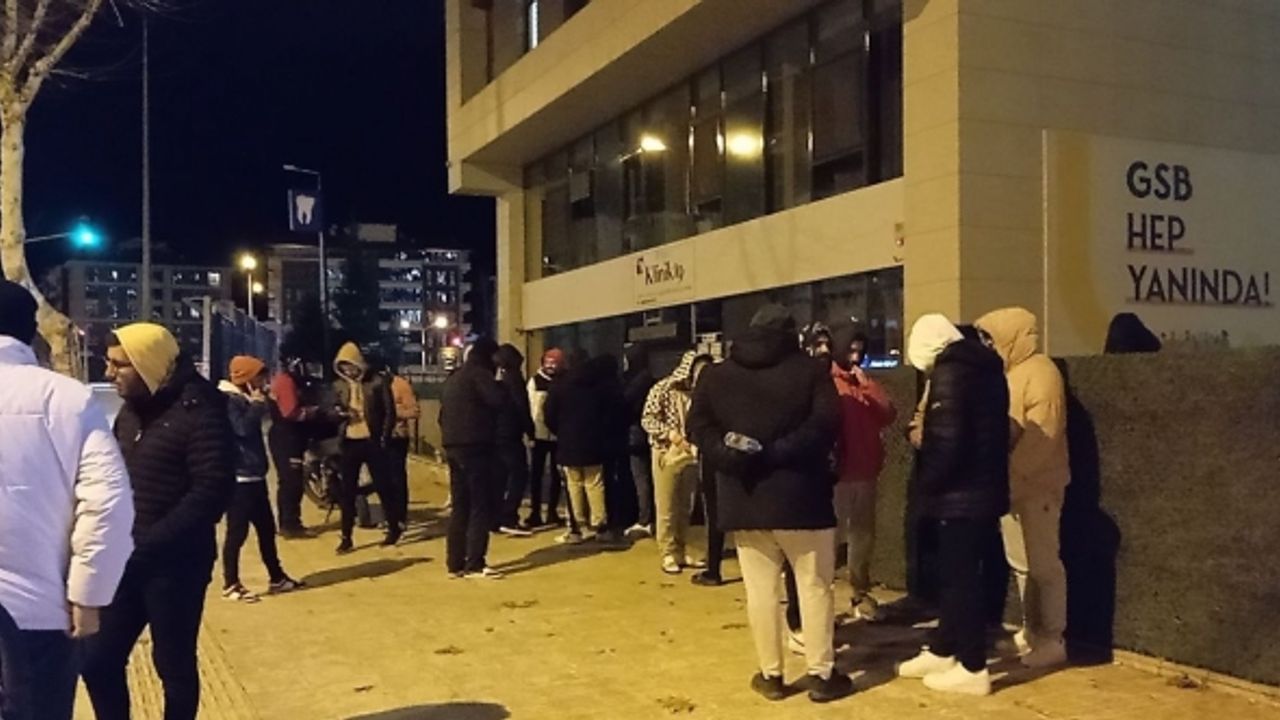 Çorum’daki depremin ardından vatandaşlar sokağa indi