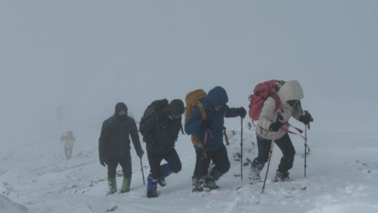 Dağcılardan 2 bin 800 rakımlı dağa zorlu tırmanış