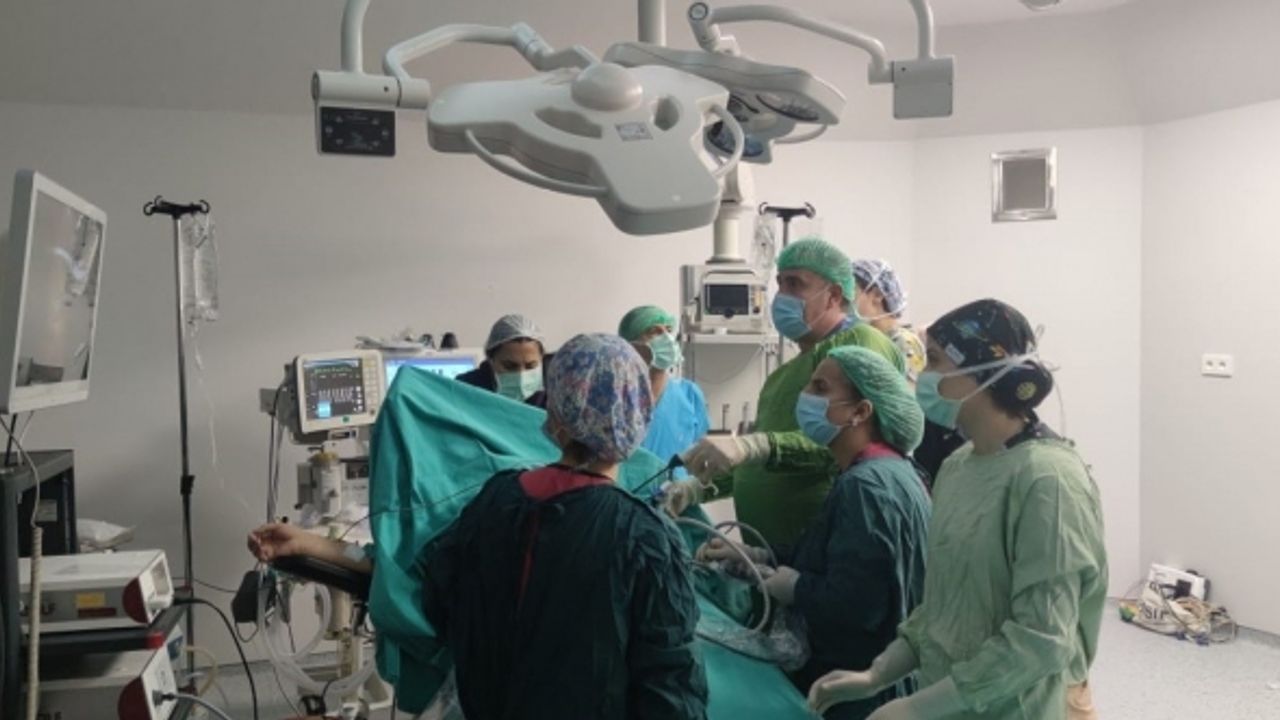 Defne Devlet Hastanesi’nde kapalı yöntemle safra kesesi alma ameliyatı gerçekleştirildi