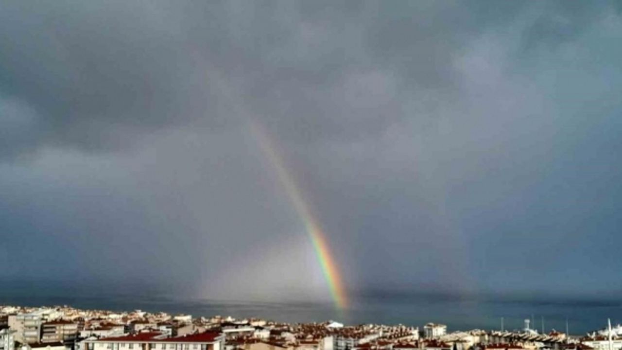 Denizin ortasında çıkan gökkuşağı kartpostallık görüntü oluşturdu