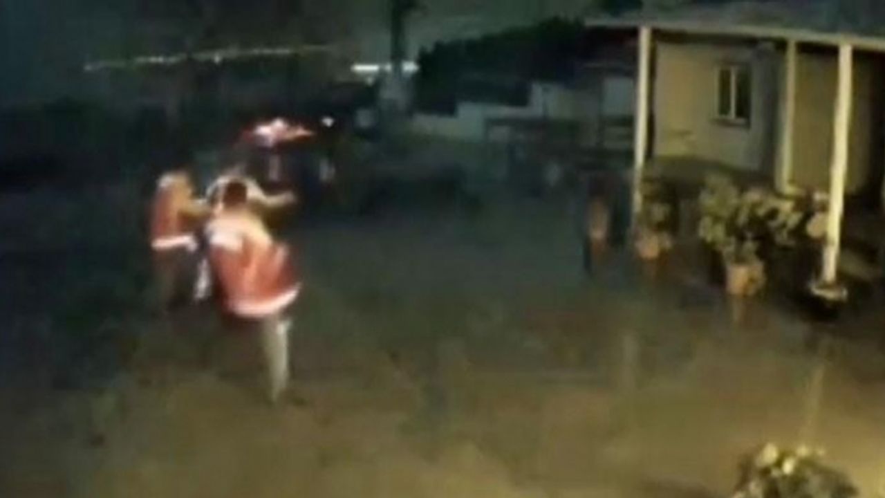 Deprem anında vatandaşların ayakta durmakta güçlük çektiği görüntüler felaketin büyüklüğünü hatırlattı