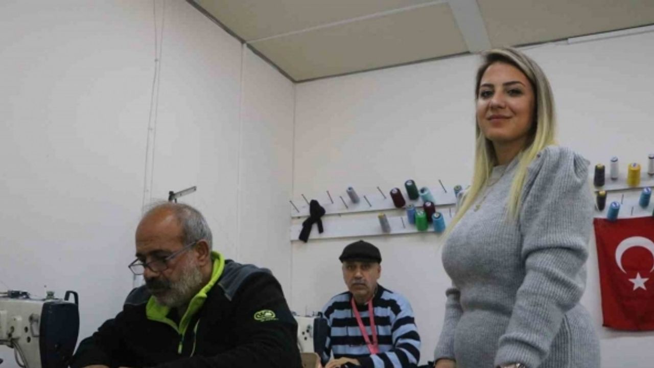 Depremde 2 iş yeri ve evini kaybeden afetzede kadının konteyner iş yerinde kurduğu atölye 7 kişiye ekmek kapısı oldu