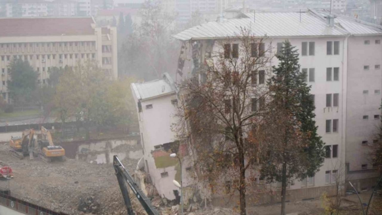 Depremde ağır hasar alan Gaziantep Emniyet Müdürlüğü Binası yıkım işlemleri sürüyor