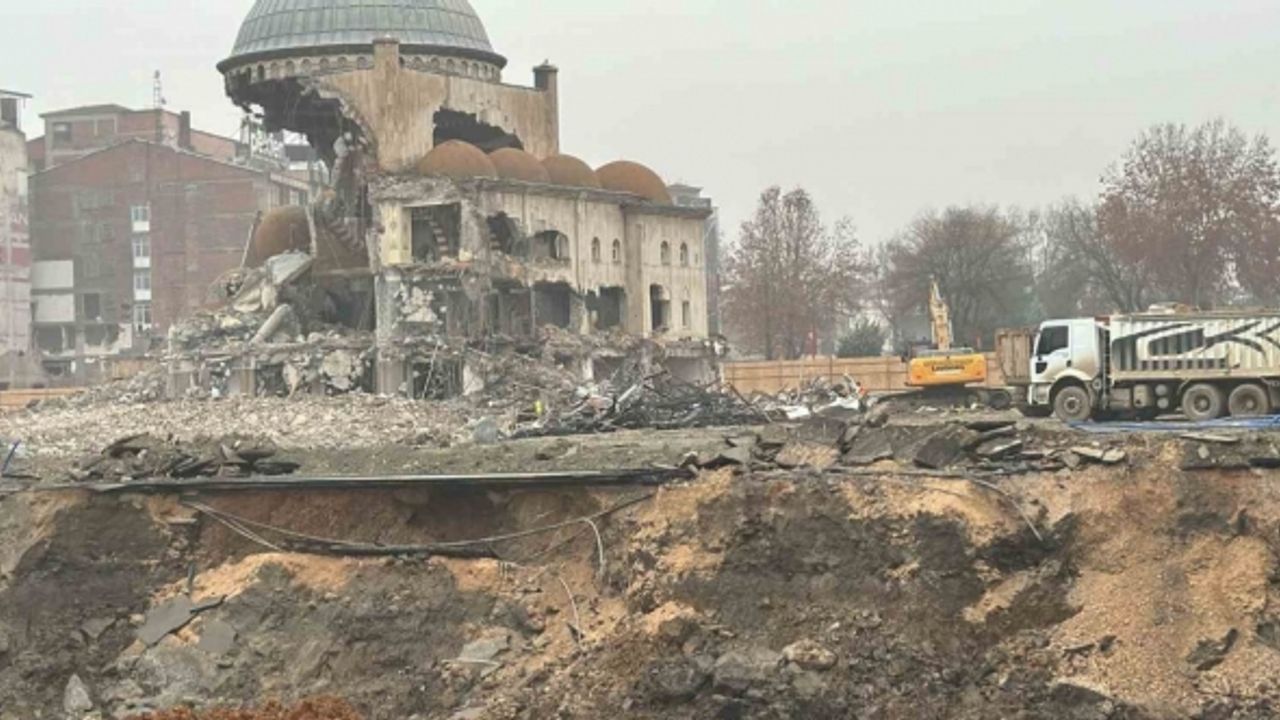 Depremde hasar alan Söğütlü Camii’nin kubbesi böyle yıkıldı