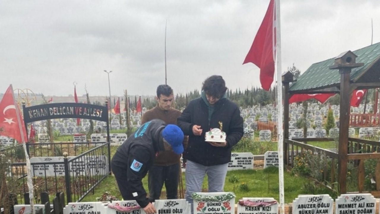 Depremde hayatını kaybeden Korkut’un doğum günü pastası mezarına bırakıldı
