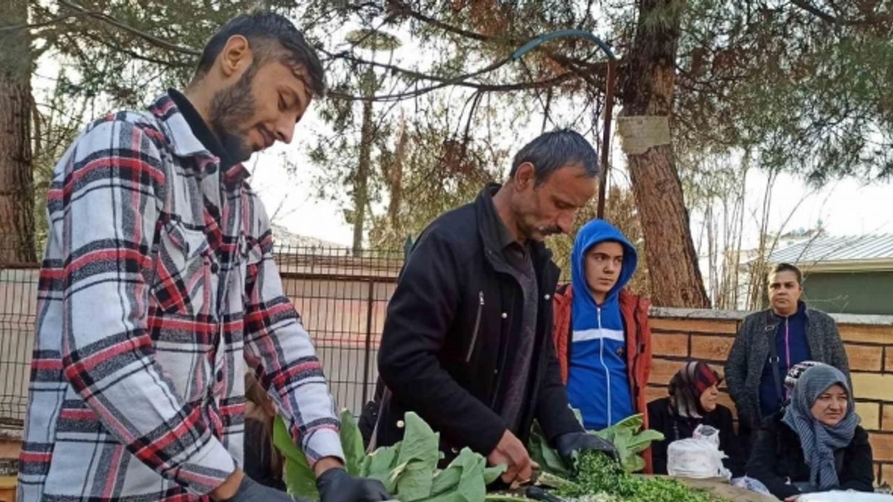 Depremde iş yeri yıkıldı, tirşik çorbasıyla ayakta kalmaya çalışıyor
